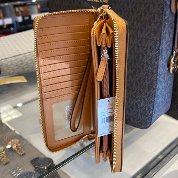 MICHAEL KORS
Leather Continental Wristlet Phone Case Wallet 
Sider
NWT - Picture 5 of 16